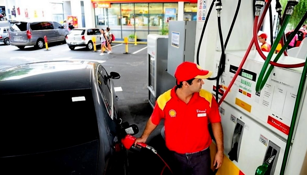 A diferencia de Milei, Kicillof no permitirá que los conductores carguen nafta solos en las estaciones de servicio