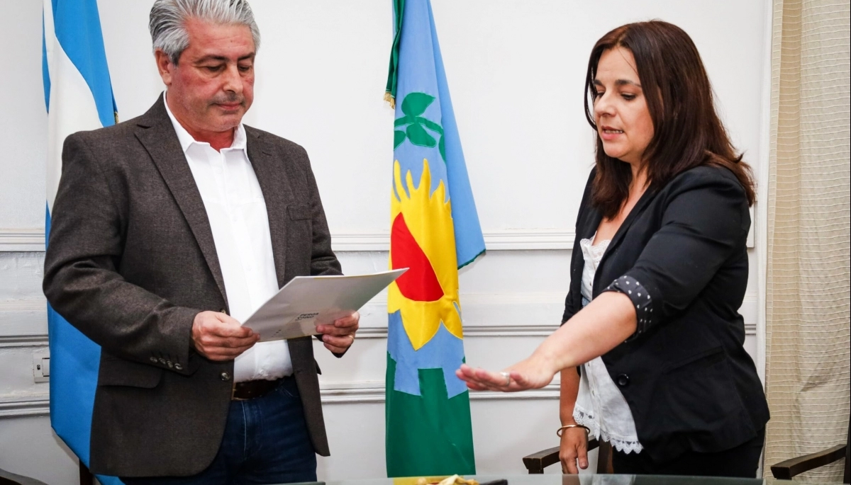 Martínez tomó el juramento de Érica Períes, la nueva secretaria de Salud de Pergamino
