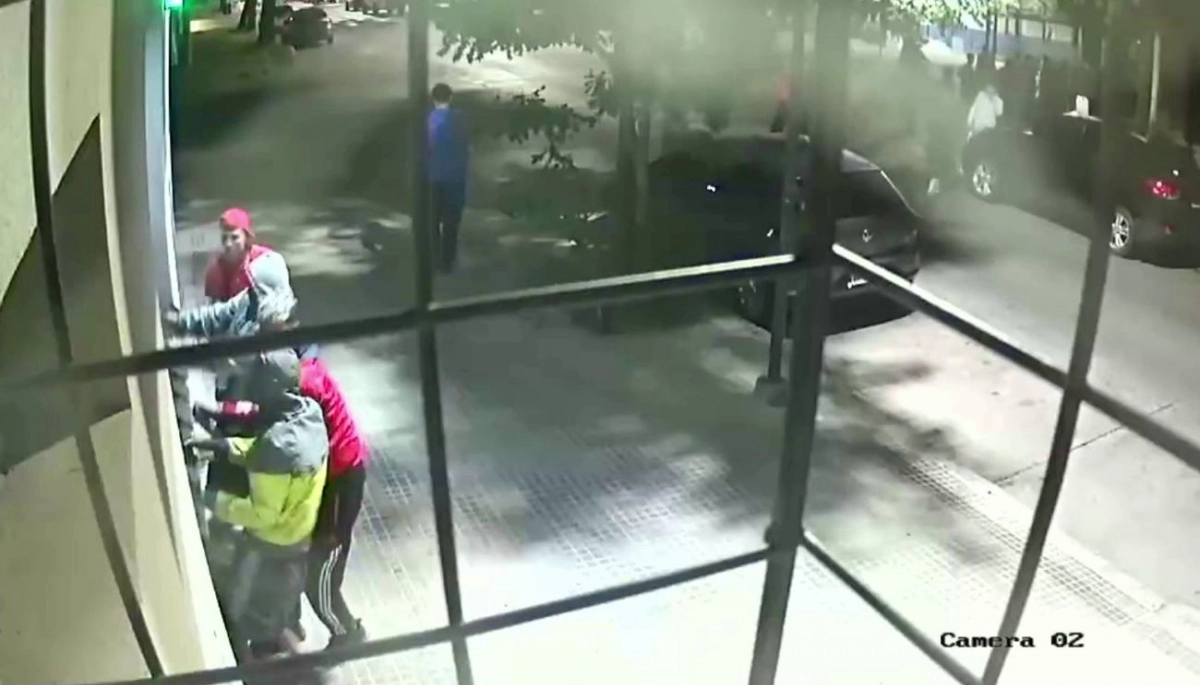 Inseguridad en La Plata:  tremenda banda de rompe portones atacó un edificio del casco urbano
