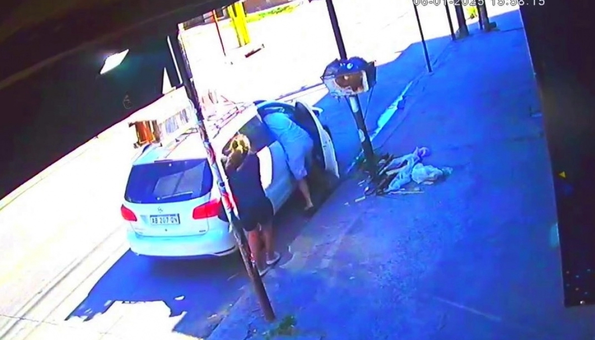 Llegó a la carrera y arrebató una camioneta cuando le ataban un mueble en el techo
