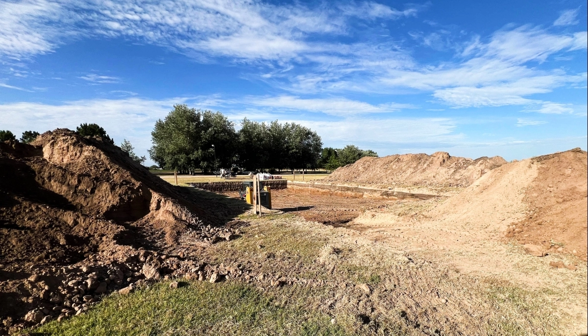 Sciaini presente en el inicio de las obras para la pileta de natación municipal en Roque Pérez