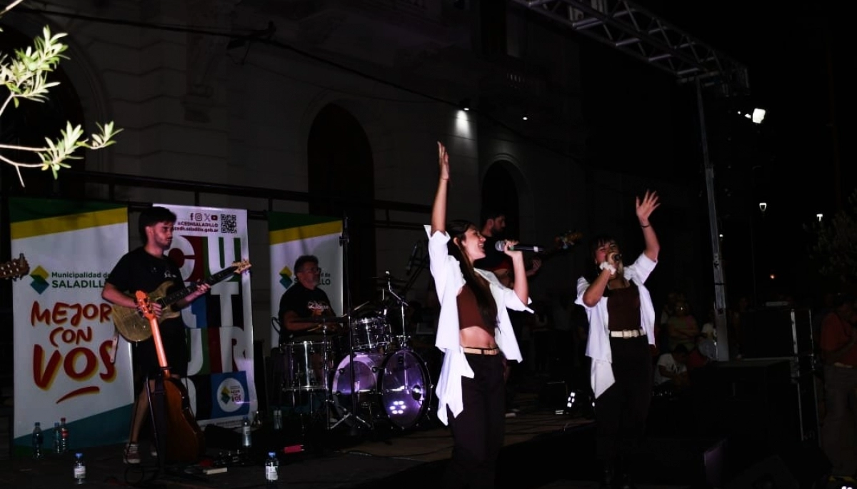 Saladillo: el Folclore llenó de artistas y bailarines la segunda calle libre del 2025