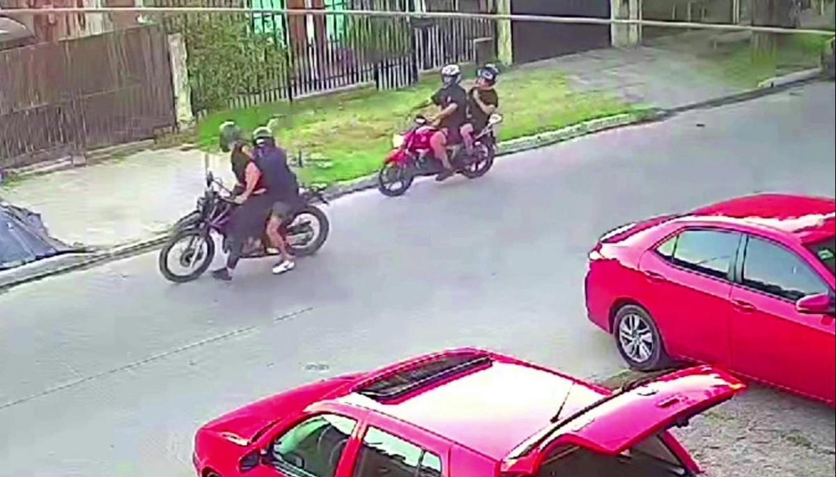Delincuentes interceptaron a mensajero, le apoyaron la pistola en la cabeza y le robaron la moto