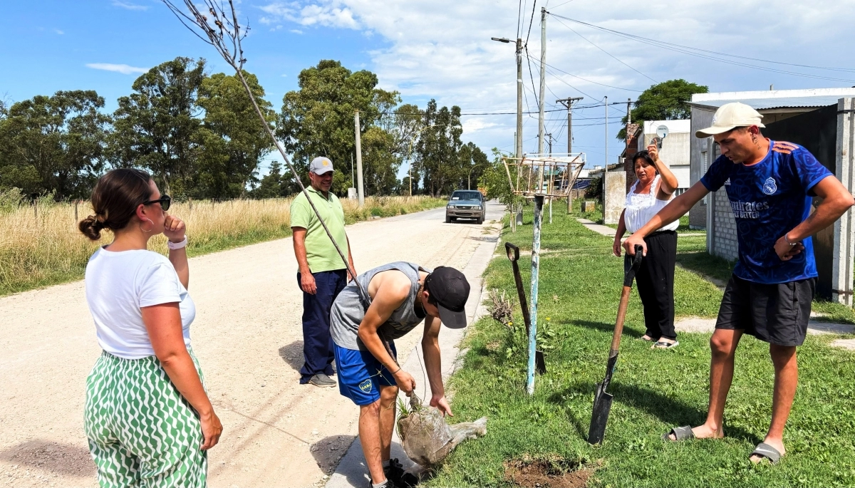 Adolfo Gonzales Chaves reafirma su compromiso ambiental con nuevas plantaciones en el distrito