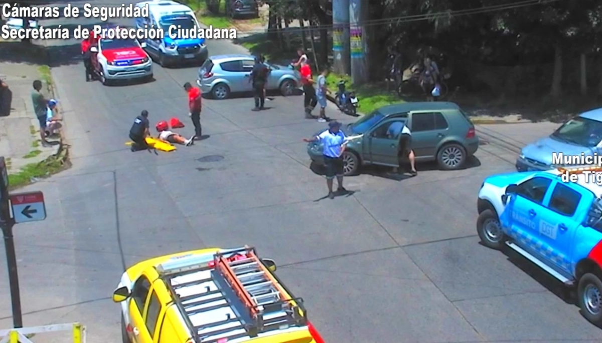 Tremendo choque entre un auto y una moto en el centro de Tigre