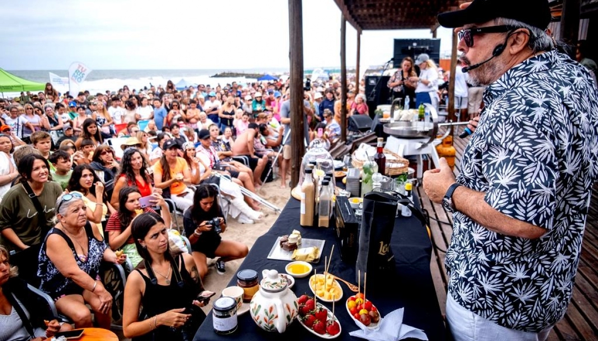 Visita de lujo: Donato de Santis degustó sabores de Mar Chiquita y cocinó en la playa ante una multitud