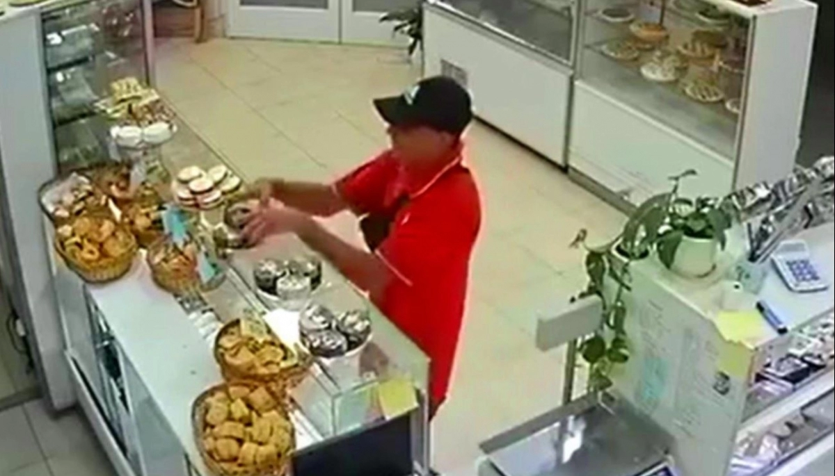 Tres alfajores: "mangueó" comida en una panadería y les robó cuando le preparaban la vianda