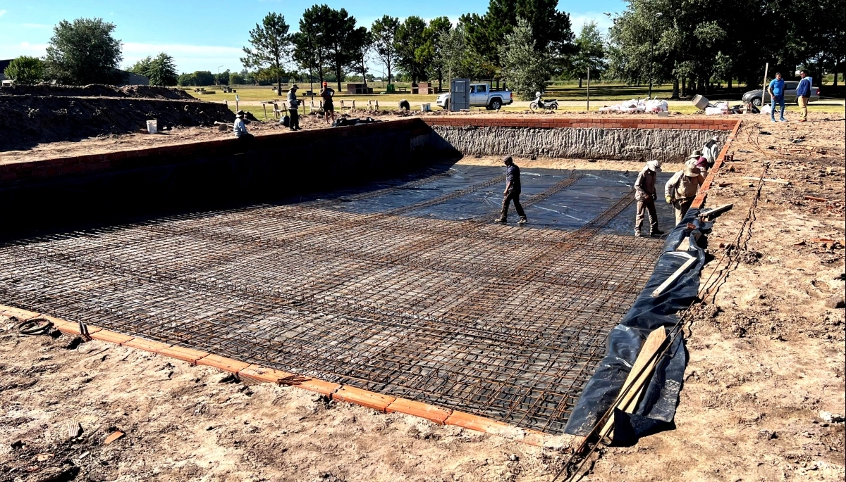 Sciaini supervisó el avance de la obra de las piletas de Parque del Bicentenario en Roque Pérez