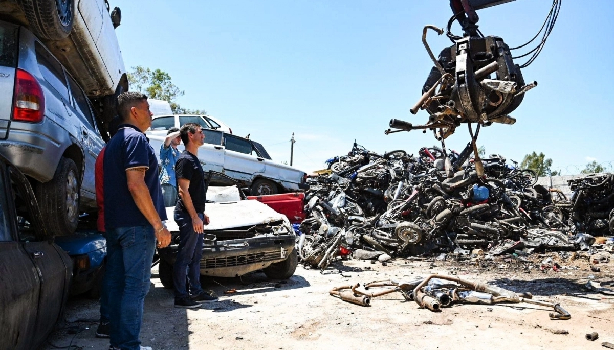 San Vicente: Mantegazza supervisó la compactación de motos secuestradas con caños de escape liberados