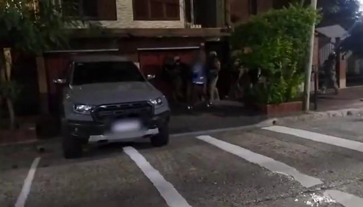 Con un perro como cómplice, padre e hijo habrían robado un camión en Belgrano