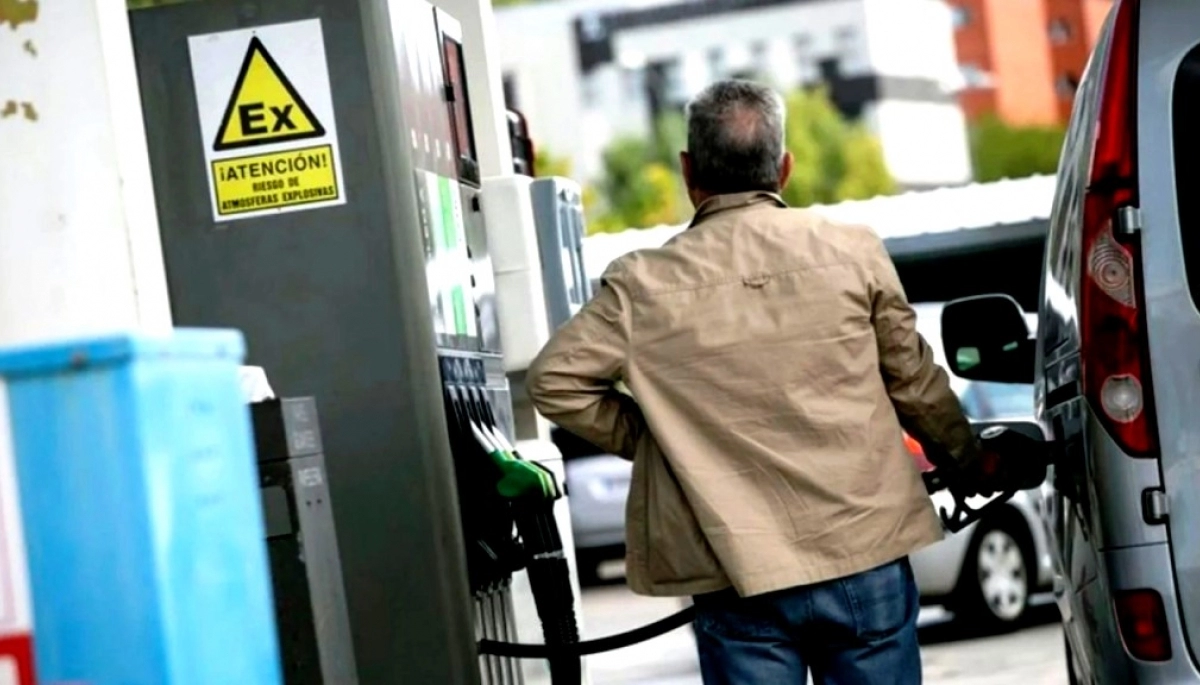 Milei oficializó el autoservicio de combustibles: ¿tendrá vigencia en la provincia de Buenos Aires?