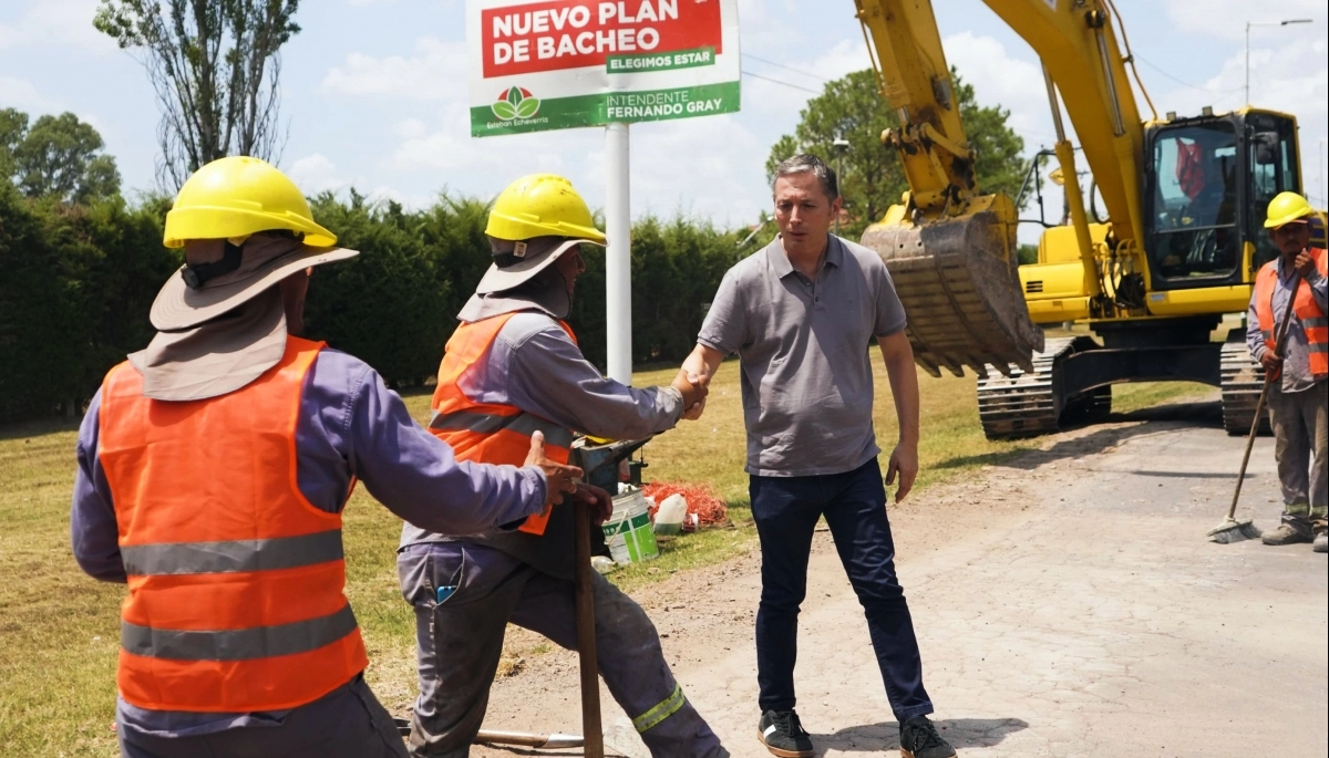 Esteban Echeverría: Gray recorrió las obras de bacheo sobre la calle Sargento Cabral de Canning