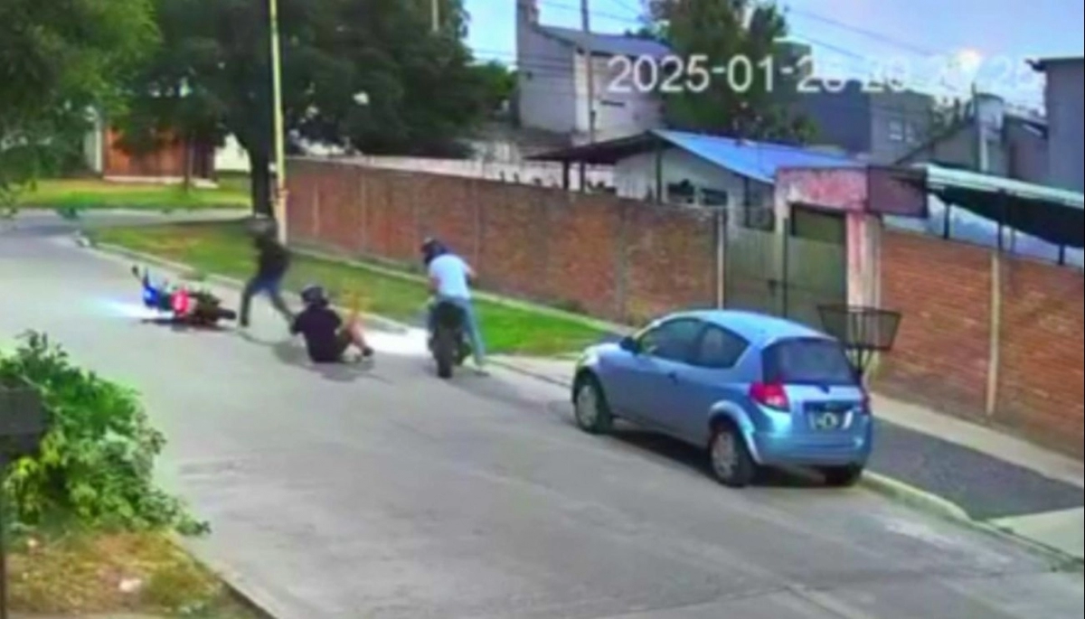 Más inseguridad en Morón: motoquero salió de la casa, recorrió una cuadra y lo pusieron de rodillas para robarle