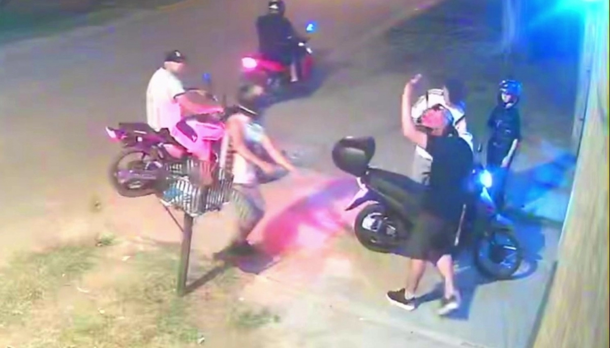 Moreno en llamas: motochorros armados les robaron todo a jóvenes motoqueros