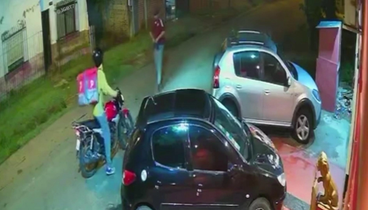 Moreno en llamas: con la ayuda de la joven clienta, un delivery se resistió al robo de la moto
