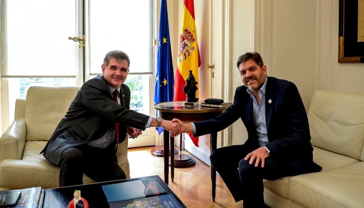 En la vereda opuesta a Milei, el gobierno de Kicillof amplía sus horizontes internacionales con España
