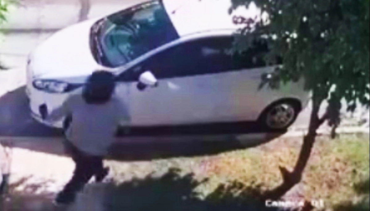 Inseguridad en Tres de Febrero: golpeada y arrastrada por la acera, casi la aplastaron con su auto