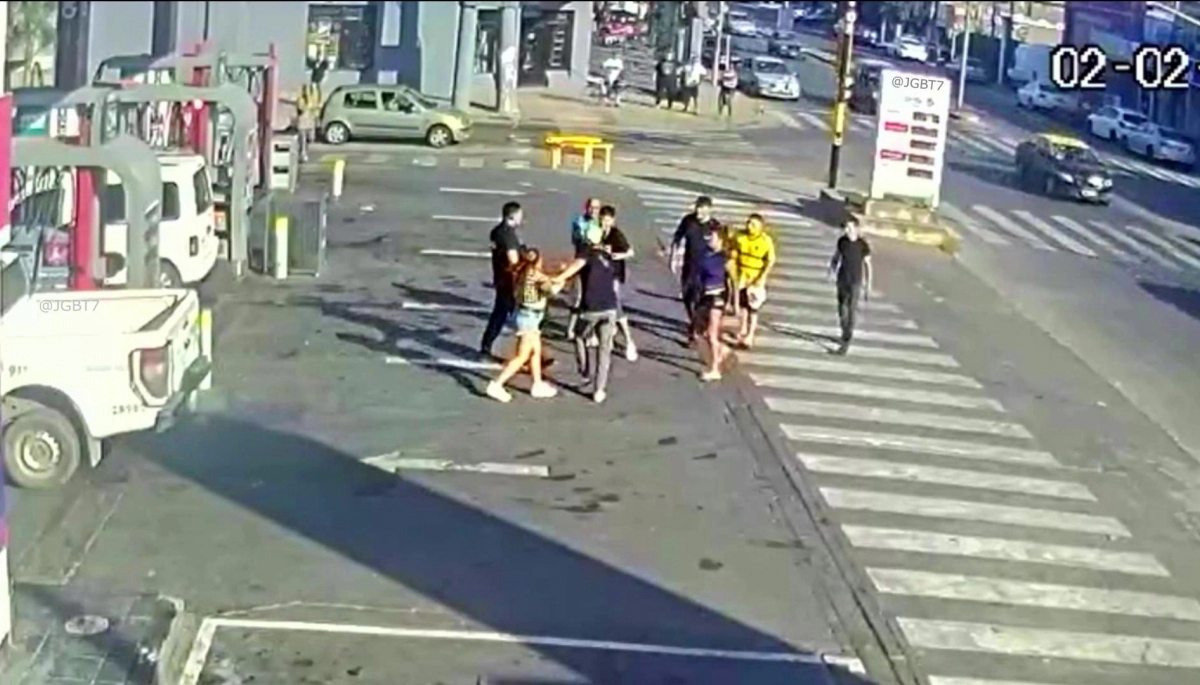 Conurbano descontrolado: delante de la policía, dos jóvenes fueron atacados por una "patota"