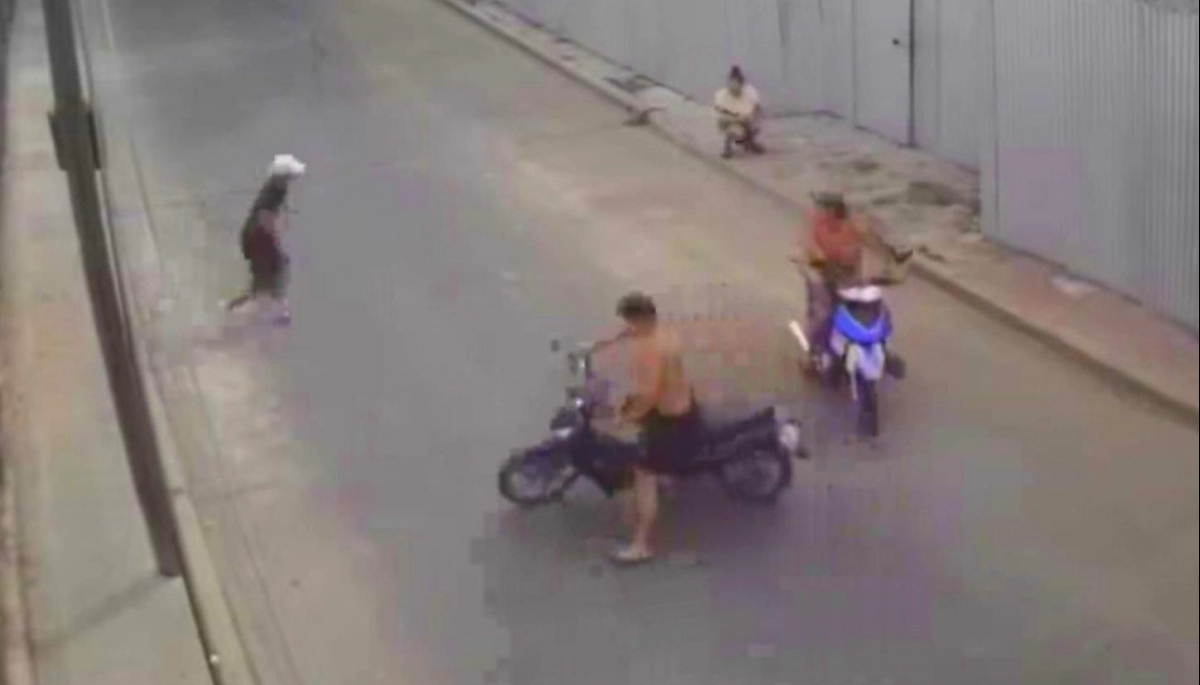 Inseguridad en Morón: motochorros la atacaron a traición y se sentó en el bolso para que no se lo roben