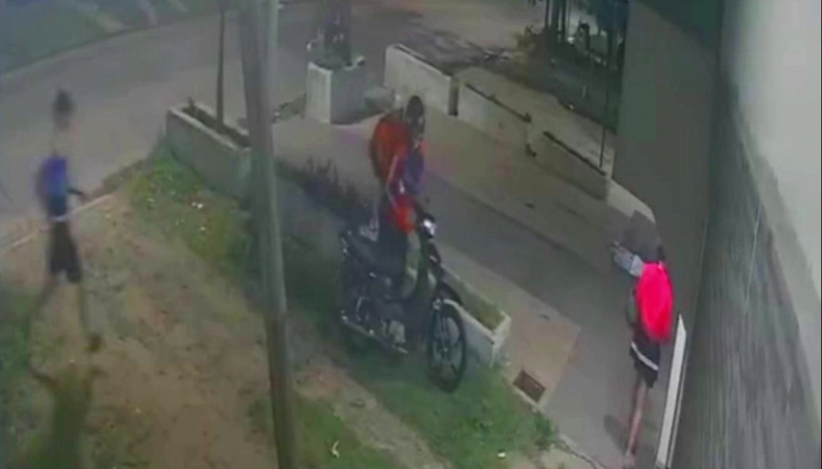 Inseguridad en Quilmes: les pretendieron robar la moto y la pareja los enfrentó a trompadas