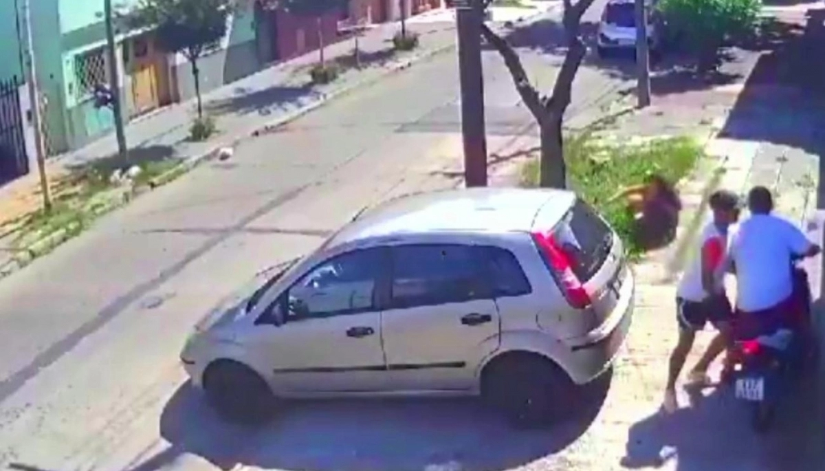 Inseguridad en Tres de Febrero: motochorros golpearon a una mujer durante un brutal asalto en Caseros
