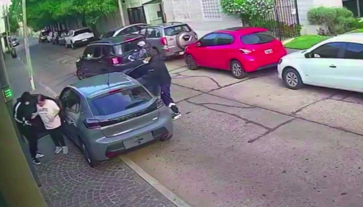 Reapareció la "banda de Fuerte Apache" y le robó el auto a una pareja