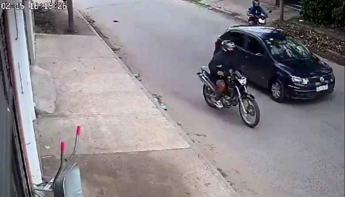 Inseguridad en Merlo: pararon a comprar en un kiosco y motochorros le robaron el auto en 20 segundos