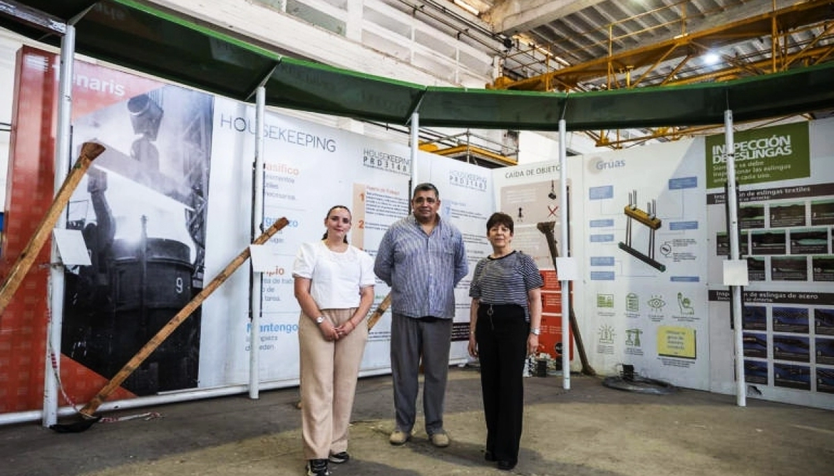 Gonzales Chaves ultima detalles para la instalación de una muestra fotográfica en Siderca