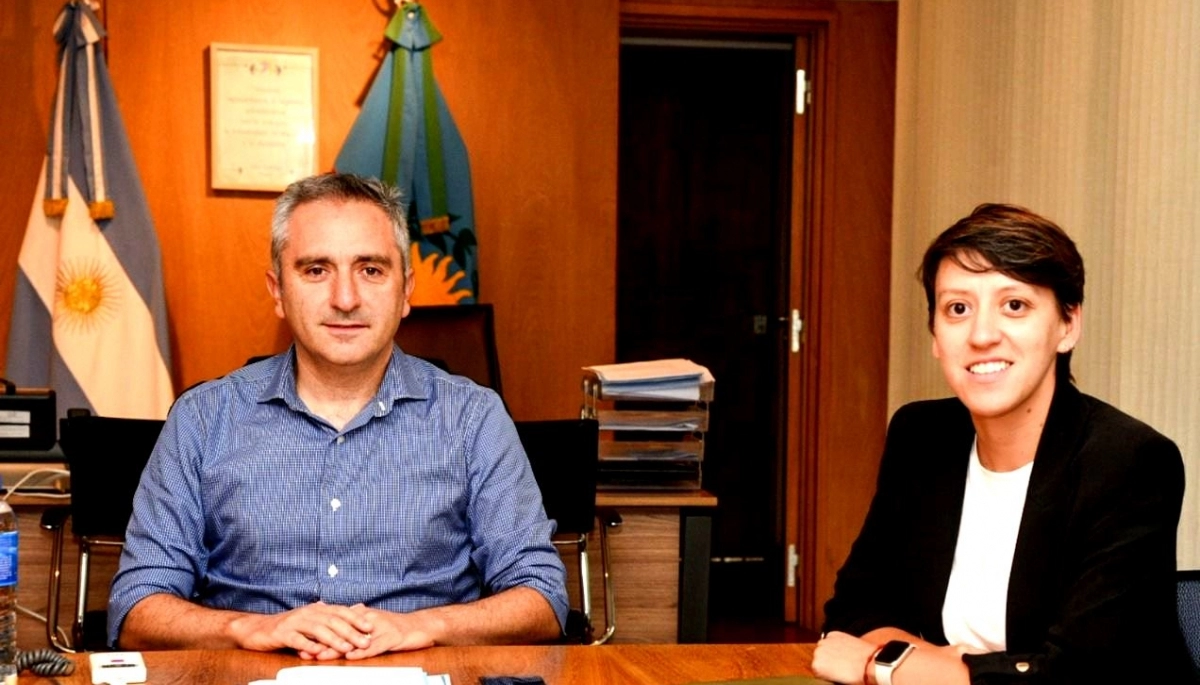 Con pedidos bajo el brazo, la intendenta de Gonzales Chaves se reunió con Larroque