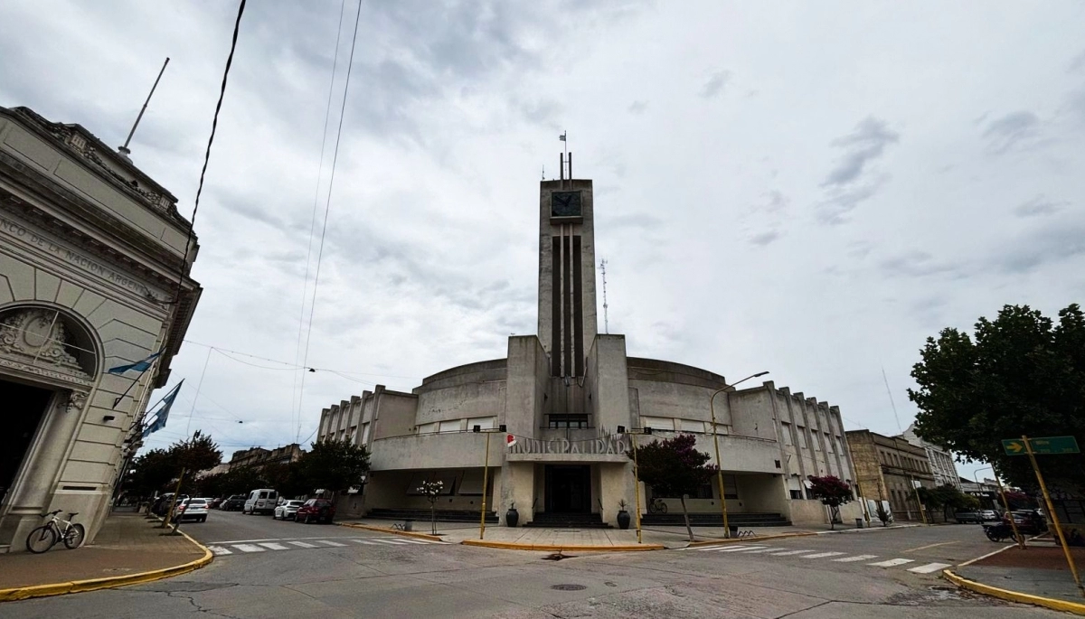 Adolfo Gonzales Chaves otorgó un nuevo aumento salarial del 10% empleados municipales para febrero