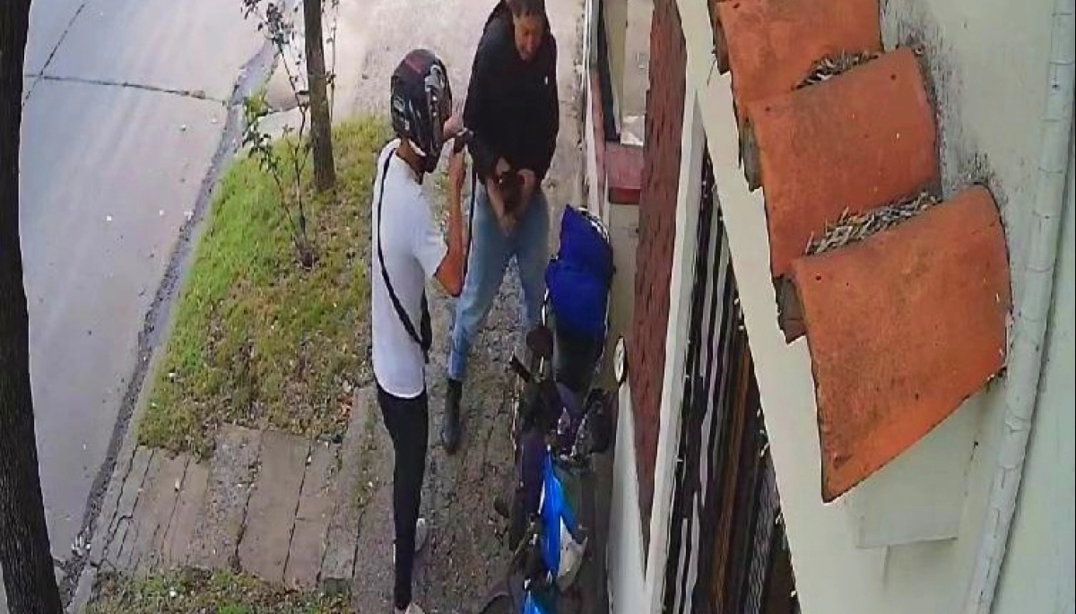 Inseguridad en Morón: motochorros fuertemente armados, asaltaron a motoquero y le rompieron la cara