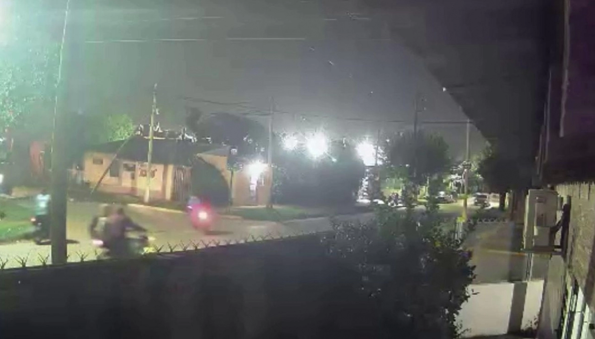 Conurbano descontrolado: 12 motochorros persiguieron a un hombre y se le quisieron meter en la casa