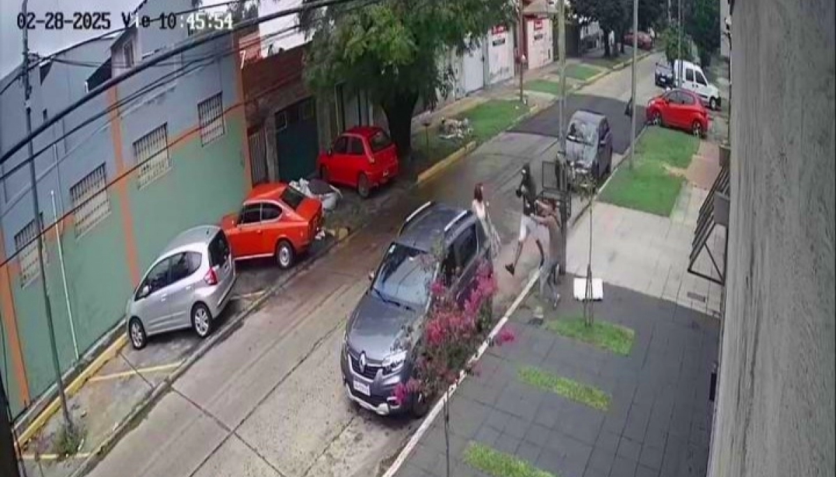 Conurbano descontrolado: cargaba la camioneta con calma y veloces delincuentes la dejaron a pie