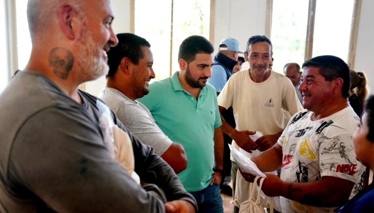 25 de Mayo: Egüen entregó kits escolares y guardapolvos para los hijos de los trabajadores municipales
