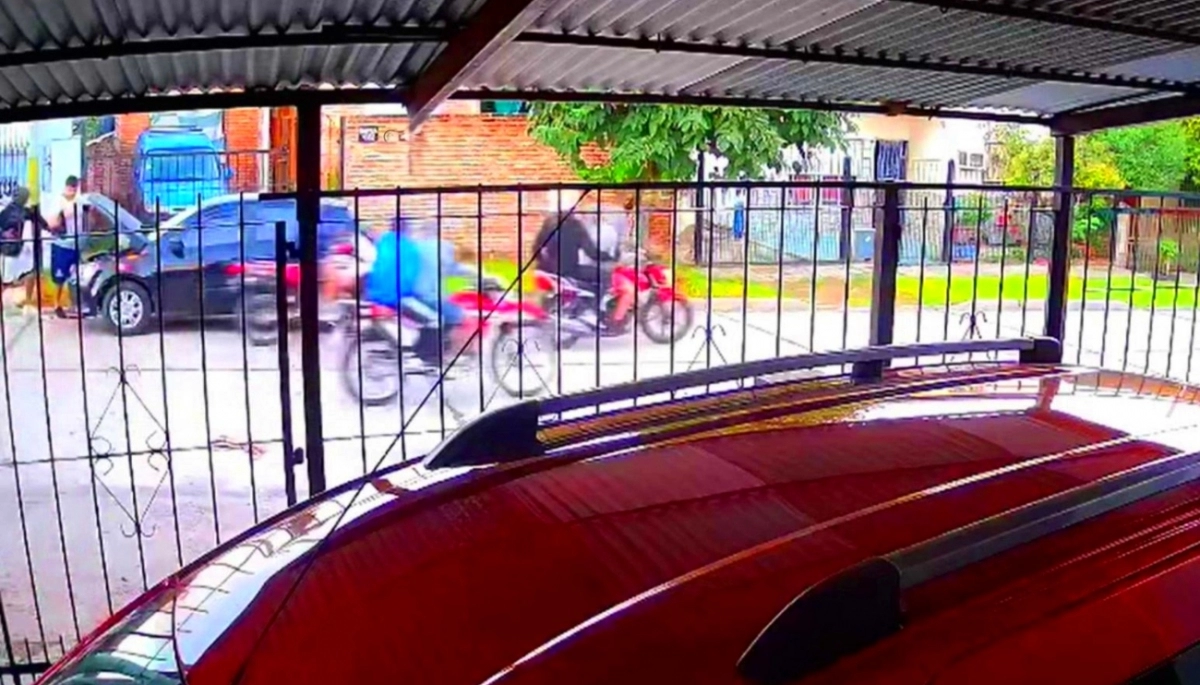 Conurbano descontrolado: cuidadoso automovilista fue asaltado por una manada de motochorros