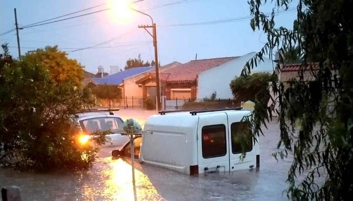 Fuerte temporal y alerta roja en Bahía Blanca: evacuados, inundaciones y más de 250 milímetros de lluvia