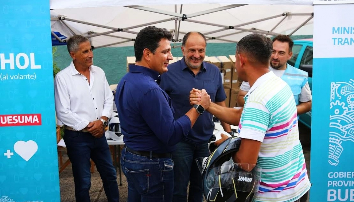 Marinucci y Garate entregaron cascos en Tres Arroyos para potenciar la seguridad vial