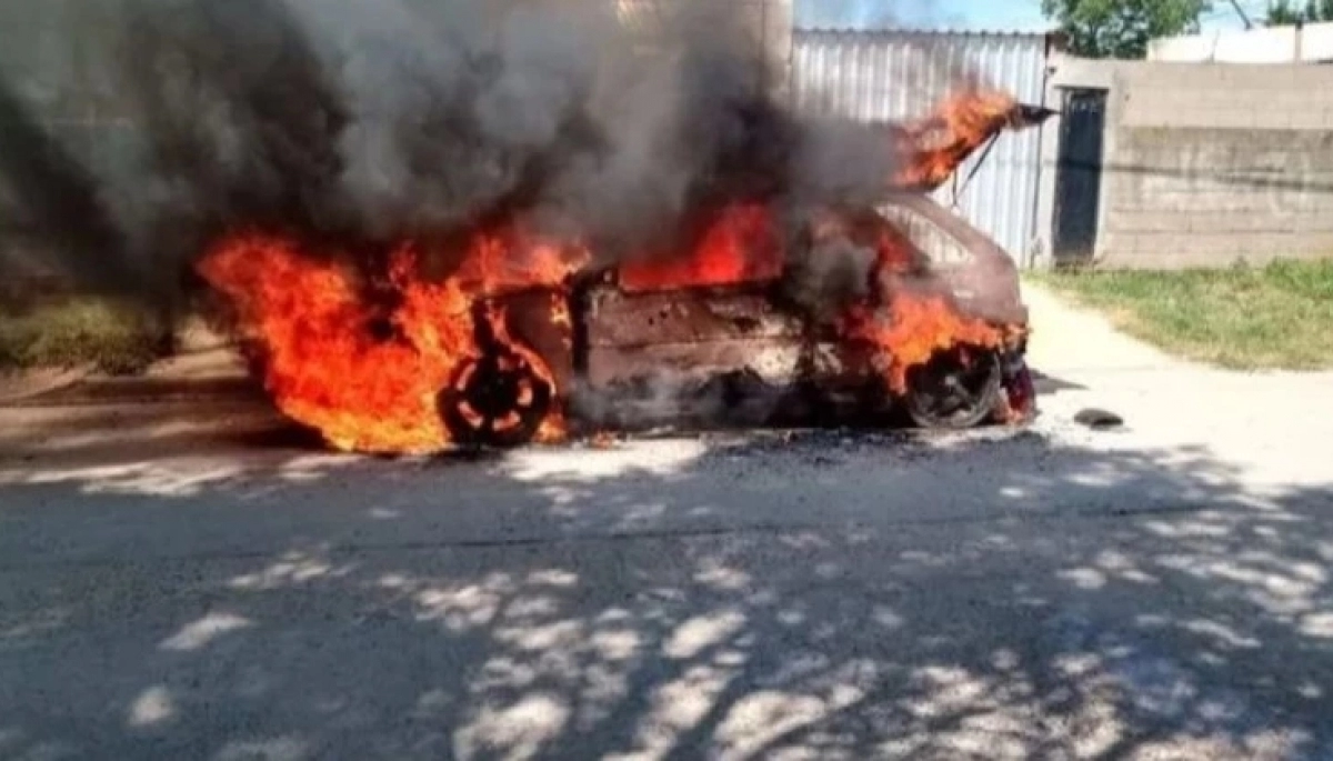Le sacó el auto a un amigo, atropelló a una chica y los furiosos vecinos lo golpearon e incendiaron el vehículo