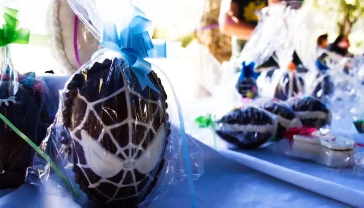 Adolfo Gonzales Chaves se prepara para la Feria de Emprendedores Artesanales de Pascuas
