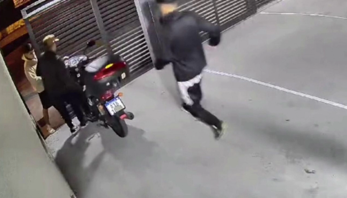 Conurbano descontrolado: reaparecieron los rompe portones y robaron una moto en menos de un minuto