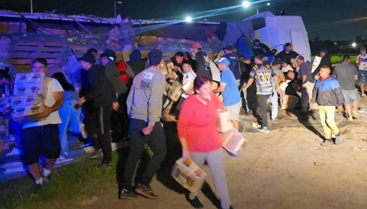 Detuvieron a siete personas que habrían robado la carga de un camión que volcó