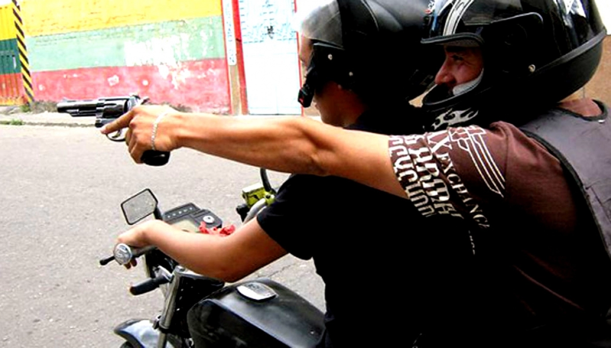 Conurbano descontrolado: motochorros atacaron a remisero cuando descendían los pasajeros