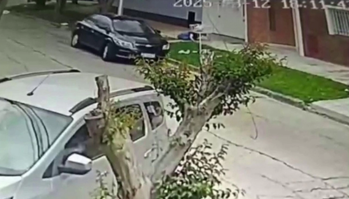 Conurbano descontrolado: llegó a la casa familiar y acabó cuerpo a tierra en un violento robo automotor