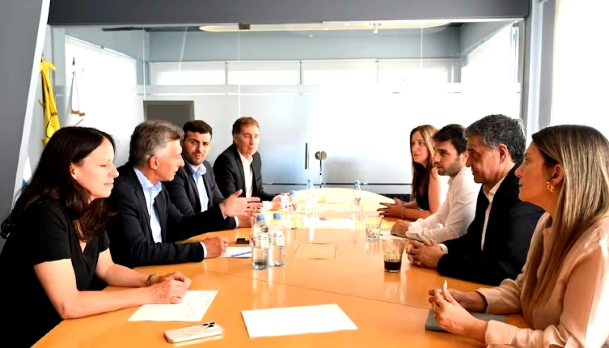 Macri reunió a la cúpula del PRO, cedió y aceptó una fusión electoral con los libertarios en la Provincia