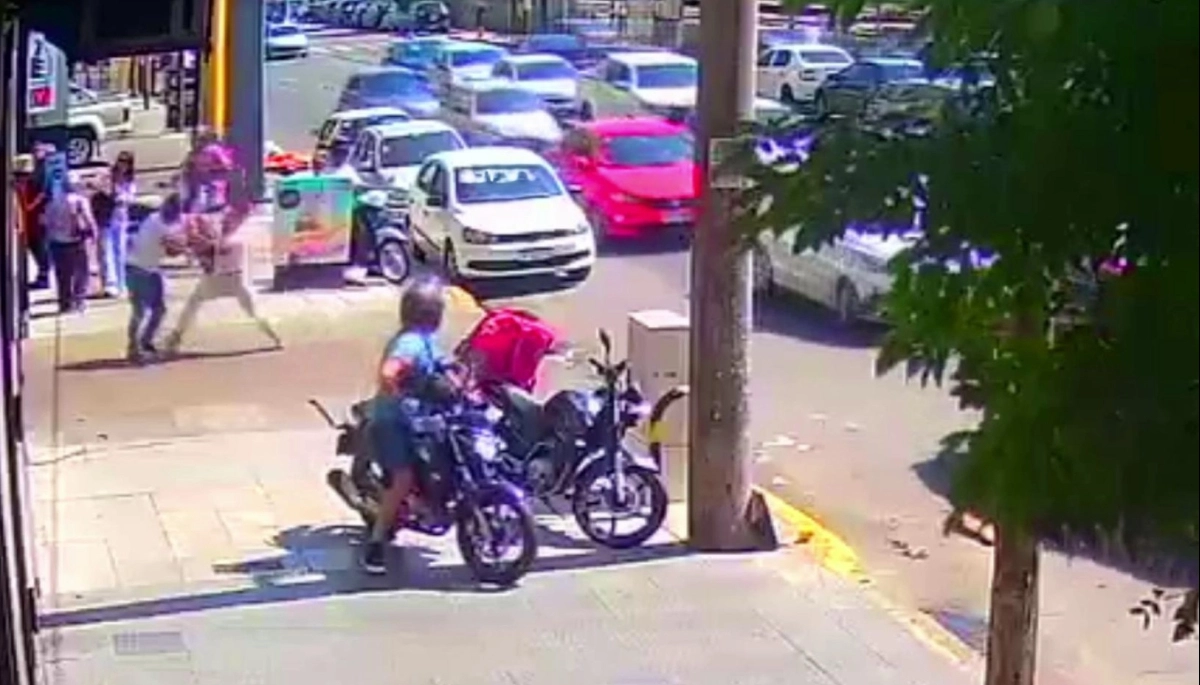Conurbano descontrolado: vecinos atraparon a motochorro y varios cómplices lo fueron a rescatar a los tiros