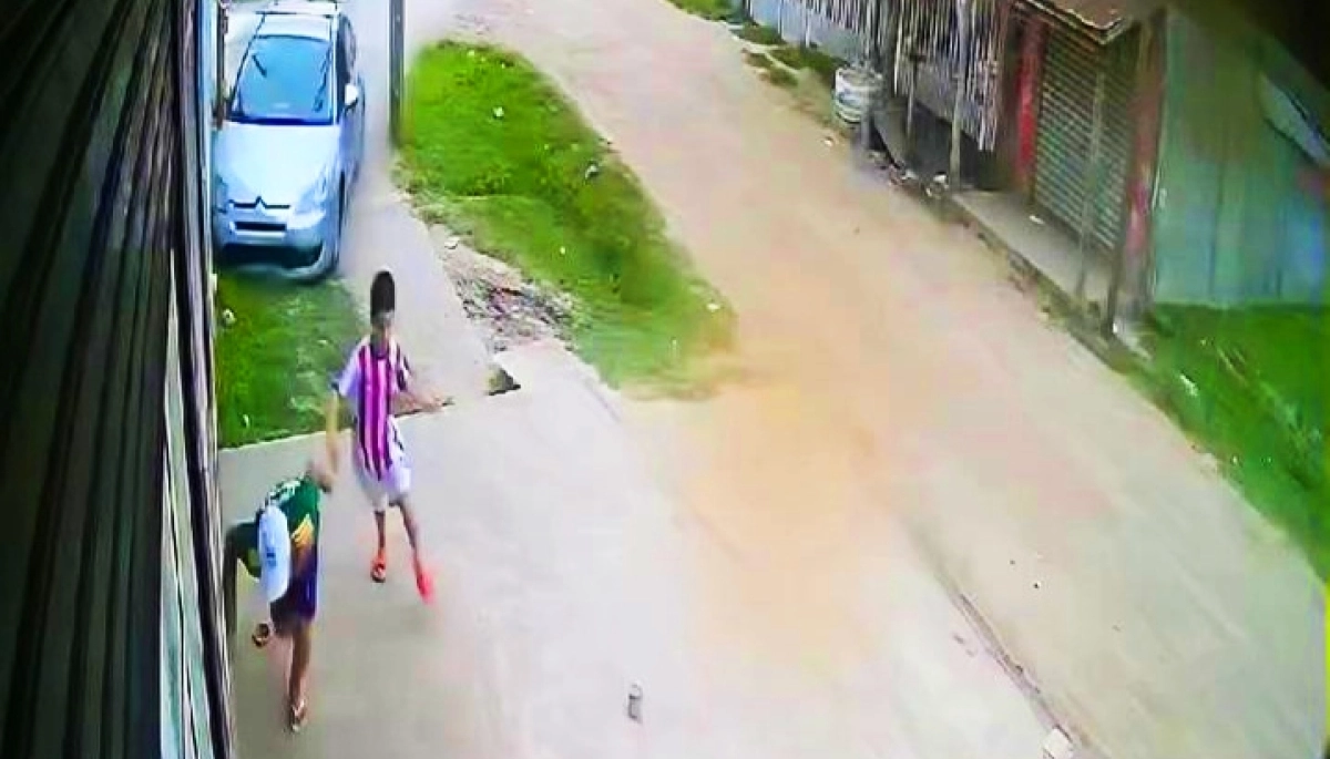 Conductor perdió el control del auto y un milagro salvó a unos niños que jugaban en la vereda