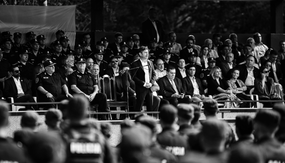 Más de dos horas de espera, mosquitos, calor y mucha sed: otra vez Kicillof dejó esperando a los familiares de los policías egresados