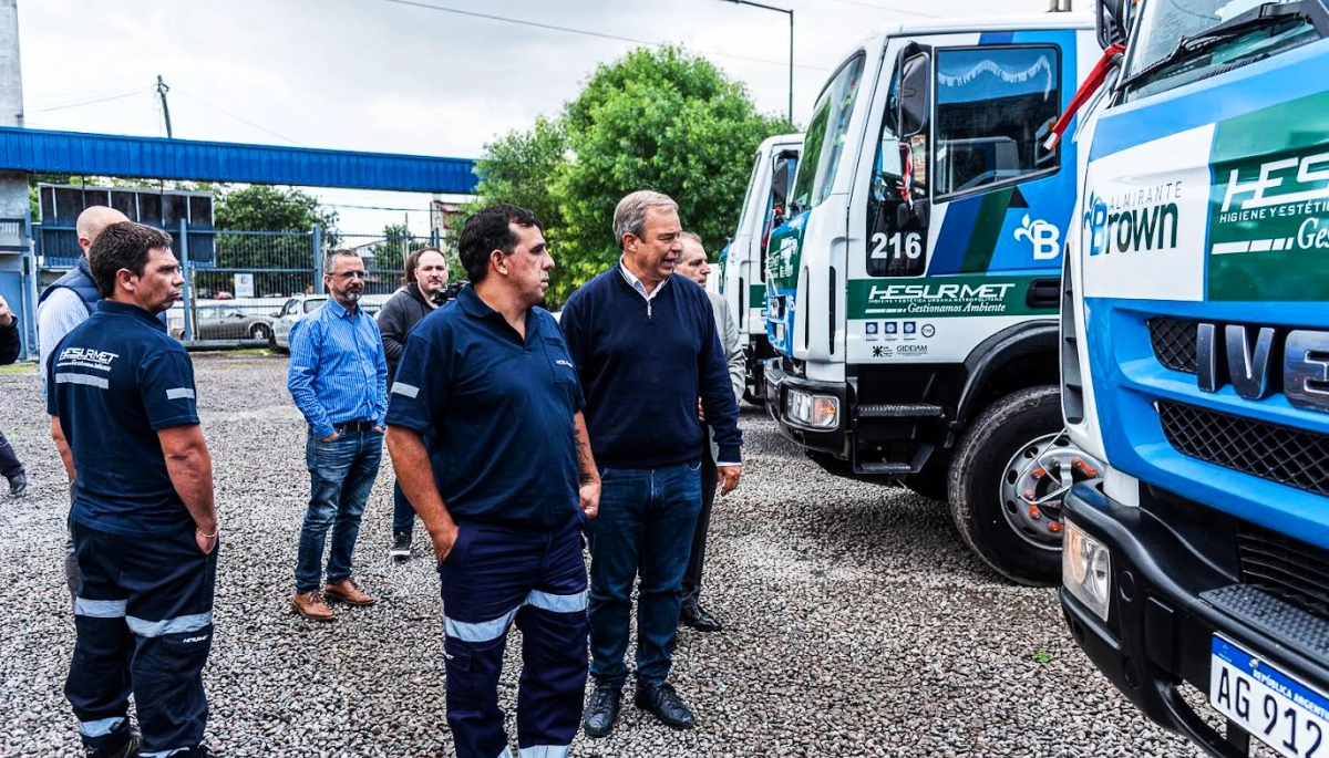 Cascallares presentó una nueva flota de camiones para la recolección de residuos en Almirante Brown