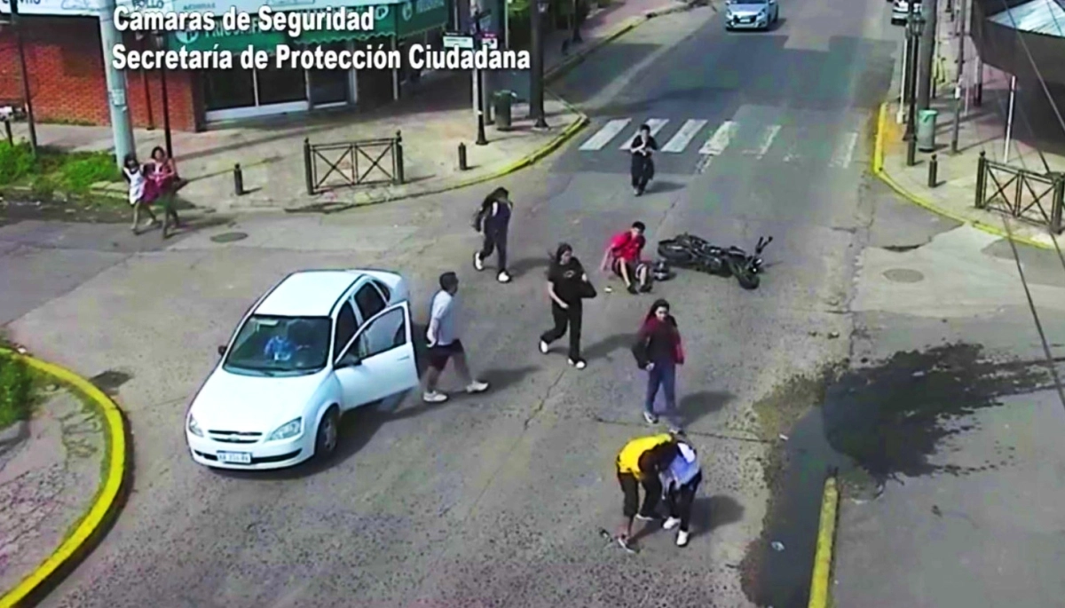 Un motoquero atropelló a un adolescente que cruzó mal la calle