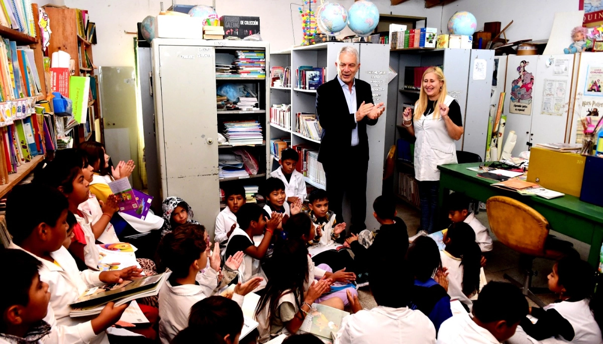 El intendente Alak supervisó el avance de obras en escuelas de Los Hornos y Olmos